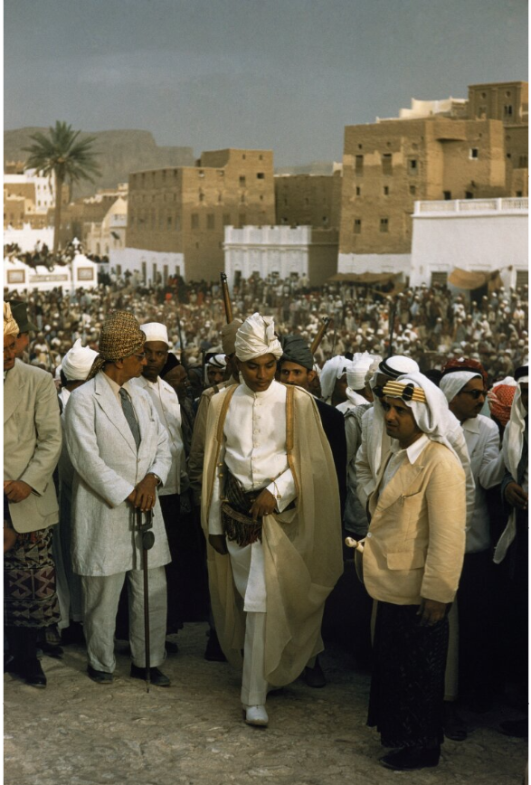 nativethreadsco's tweet photo. Procession of Arab sultans in Say'un Wadi, Hadhramaut, Yemen c.1956 https://t.co/kNntEO9kLH
