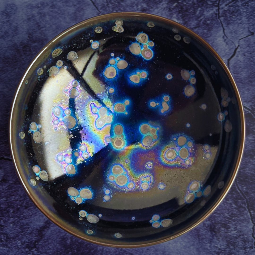 #Masterpiece #LimitedEdition

茶碗的巅峰:曜変天目

曾被认为无法再现,其神秘的斑纹如同宇宙般美丽。

经过两年的研究,土渕先生成功再现了这一杰作。

数量有限。

购买请私信联系我们。

#曜变天目 #传统工艺#茶碗#艺术精品 #限量发售