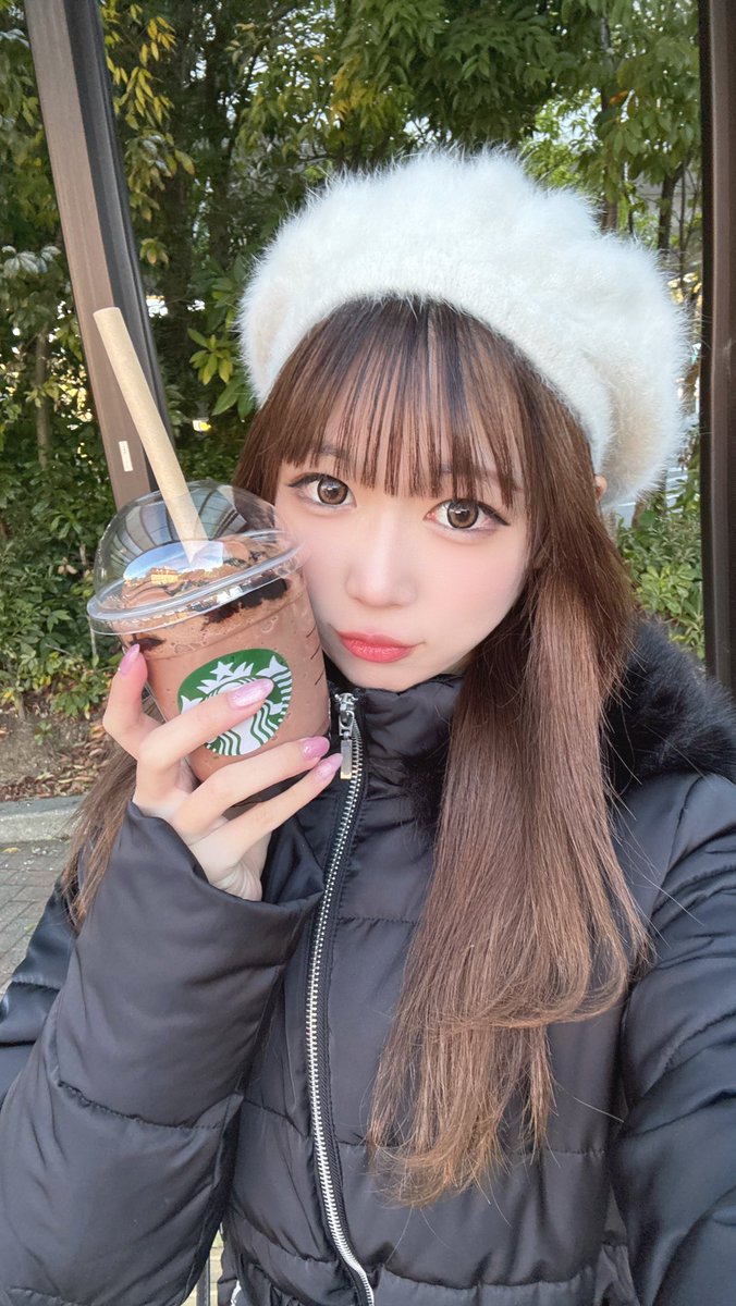 Coconuts0707Re's tweet photo. 新作飲んだよ～😋😋😋
めっちゃ甘くて美味しかった♡♡

 #スタバ #スタバ新作  #クラシックショコラシンフォニーフラペチーノ https://t.co/CvaLD7sUV5