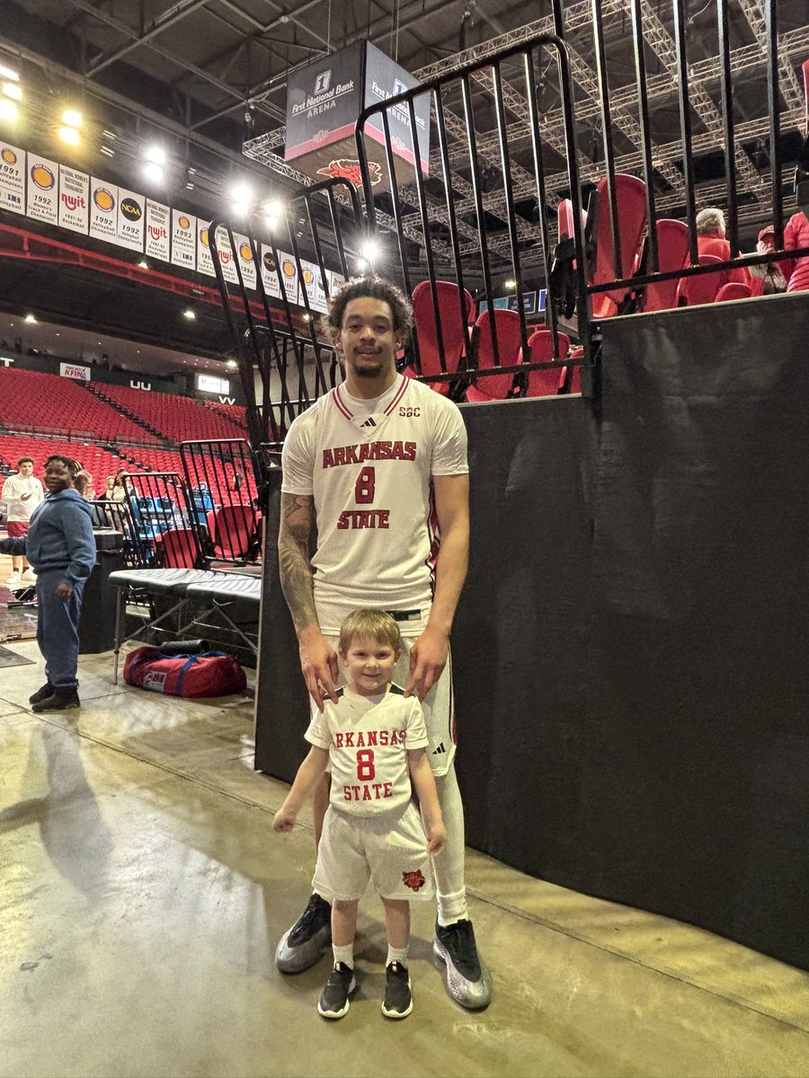 jerikajohnson06's tweet photo. Just a little boy with his @_Kobej__ #8 we love you Julies!!! Getting that W over the Cajuns tonight! https://t.co/WREjZQkpjZ