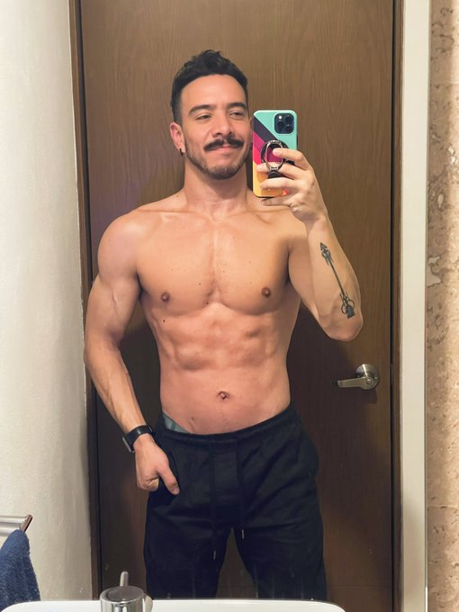 2 pic. Who will be in DC for World Pride ??️‍? this year? https://t.co/3rN0tDiWRT