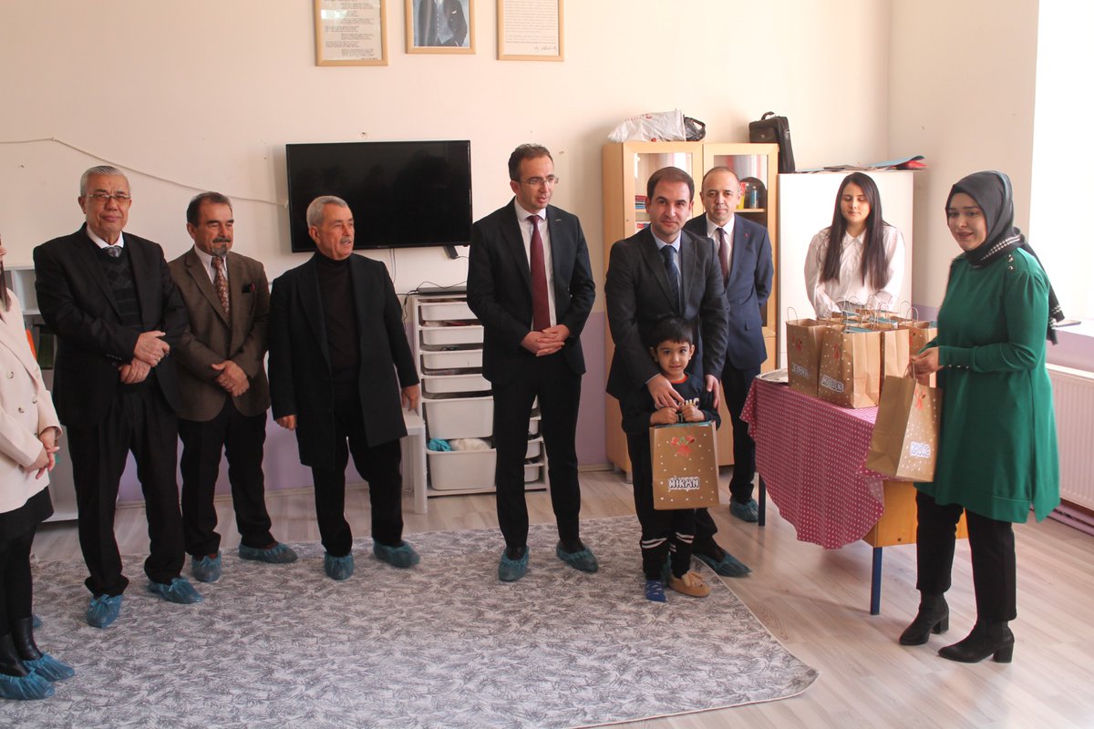 _bekilli's tweet photo. 2024-2025 Eğitim-Öğretim yılının ilk döneminin sona ermesiyle Kaymakamımız Sayın Ferdi AKGÜN Alpaslan Anaokulundaki öğrencilerimizin karne dağıtım törenine katıldı.
Bekilli Belediye Başkanı Önder DEMİR, İlçe Milli Eğitim Müdürü Halit ULUSOY, Çal Yöresi Yardımlaşma ve Dayanışma + https://t.co/tePZfgnAcD