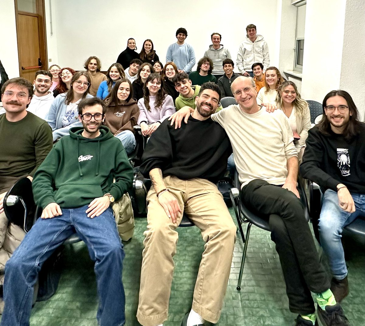 MasterMusica's tweet image. Ieri Gianluca Gazzoli, ospite nel laboratorio del prof. @lucadege, ci ha raccontato il suo percorso professionale
@Almed_Unicatt
@Unicatt
@Cattolica_News