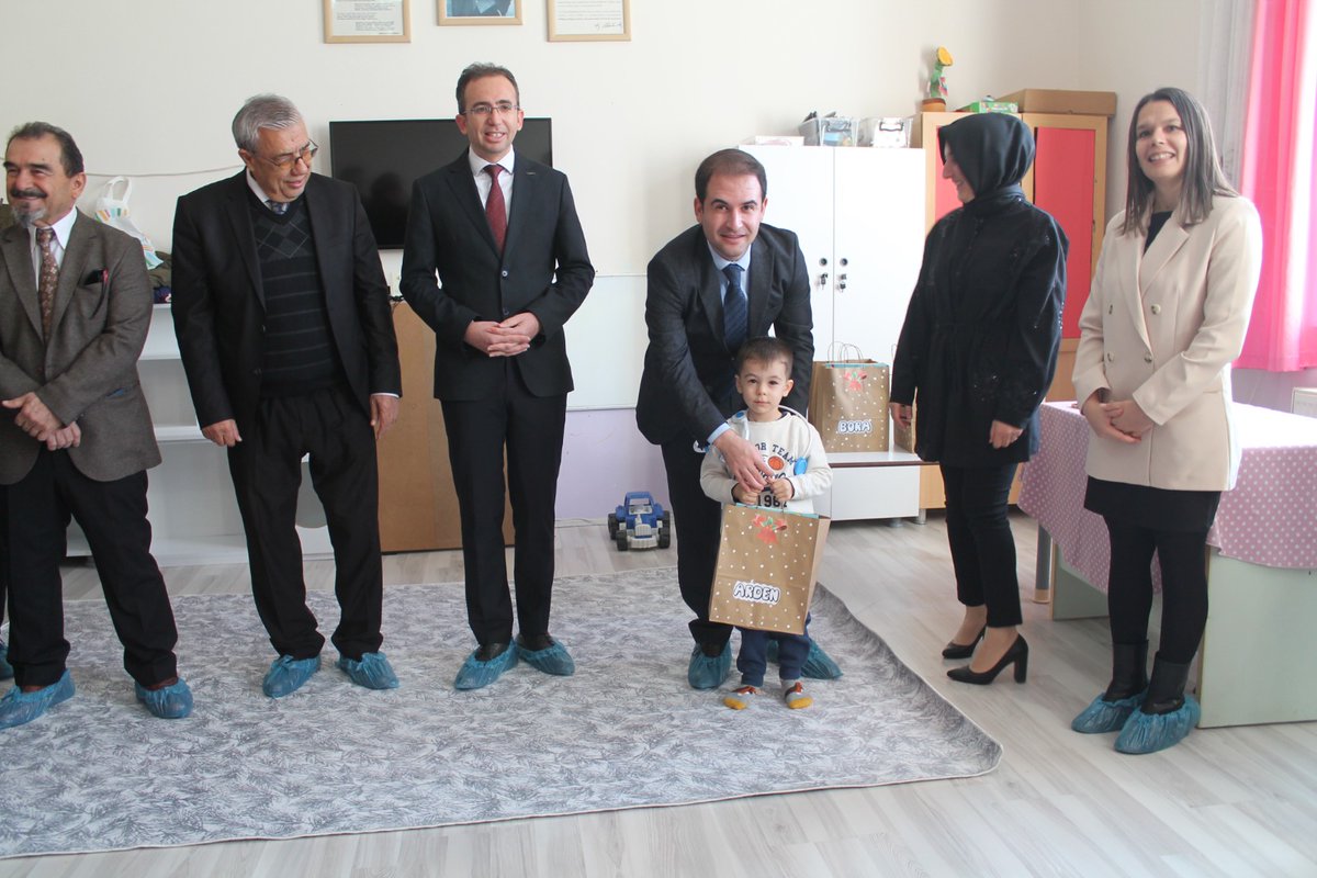 _bekilli's tweet photo. + Derneği Başkanı Hüdaverdi AKBEYİK, Öğrencilerimiz, Öğretmenlerimiz ve velilerimizin katılımıyla gerçekleştirilen karne töreninde öğrencilerimize hediyeler ve karneleri dağıtıldı.

Öğrencilerin heyecanına ortak olan Kaymakamımız Sn Ferdi AKGÜN tüm öğrencilere iyi tatiller diledi https://t.co/CbmfIce8eI