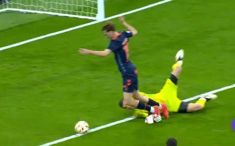Hubo más decisiones polémicas, pero el partido fue otro desde este momento. Jugar contra el Madrid en el Bernabéu es hacerlo contra once, los estamentos arbitrales y, si se emite por La 1 de TVE, Juan Carlos Rivero.