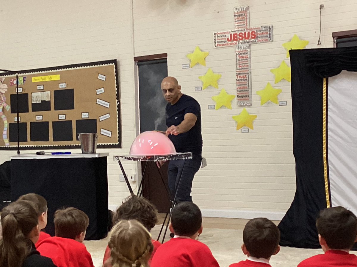 Class5Aspull's tweet image. We had a fabulous time watching the bubble show this morning. Thank you to ParisBubbles for the wonderful show 🫧