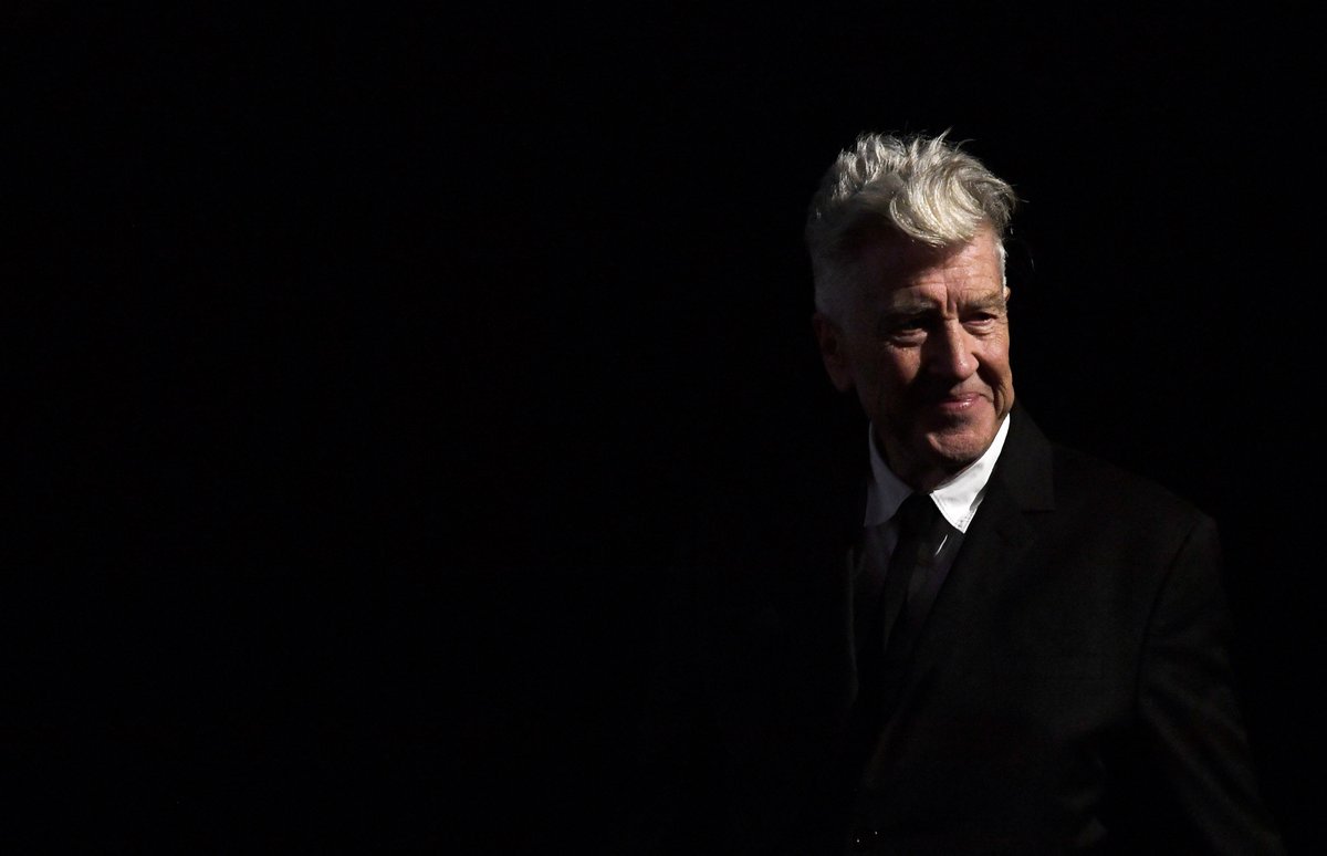 C’est avec une infinie tristesse que nous apprenons la disparition de David Lynch, nous perdons un artiste unique et visionnaire dont l’œuvre aura influencé le cinéma comme peu d’autre auparavant. Palme d’or au Festival de Cannes en 1990 pour Sailor et Lula puis Prix de la mise