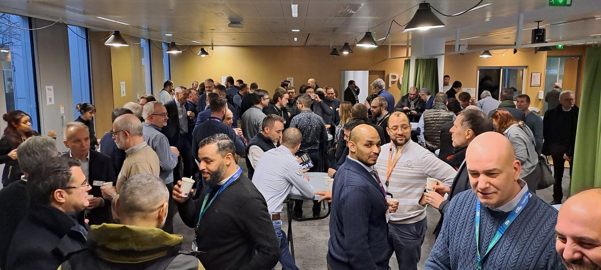 Avant de démarrer l'Assemblée 
Générale des Amicalistes des anciens élèves, ceux-ci se retrouvent autour d'une pause café et de se retrouver.