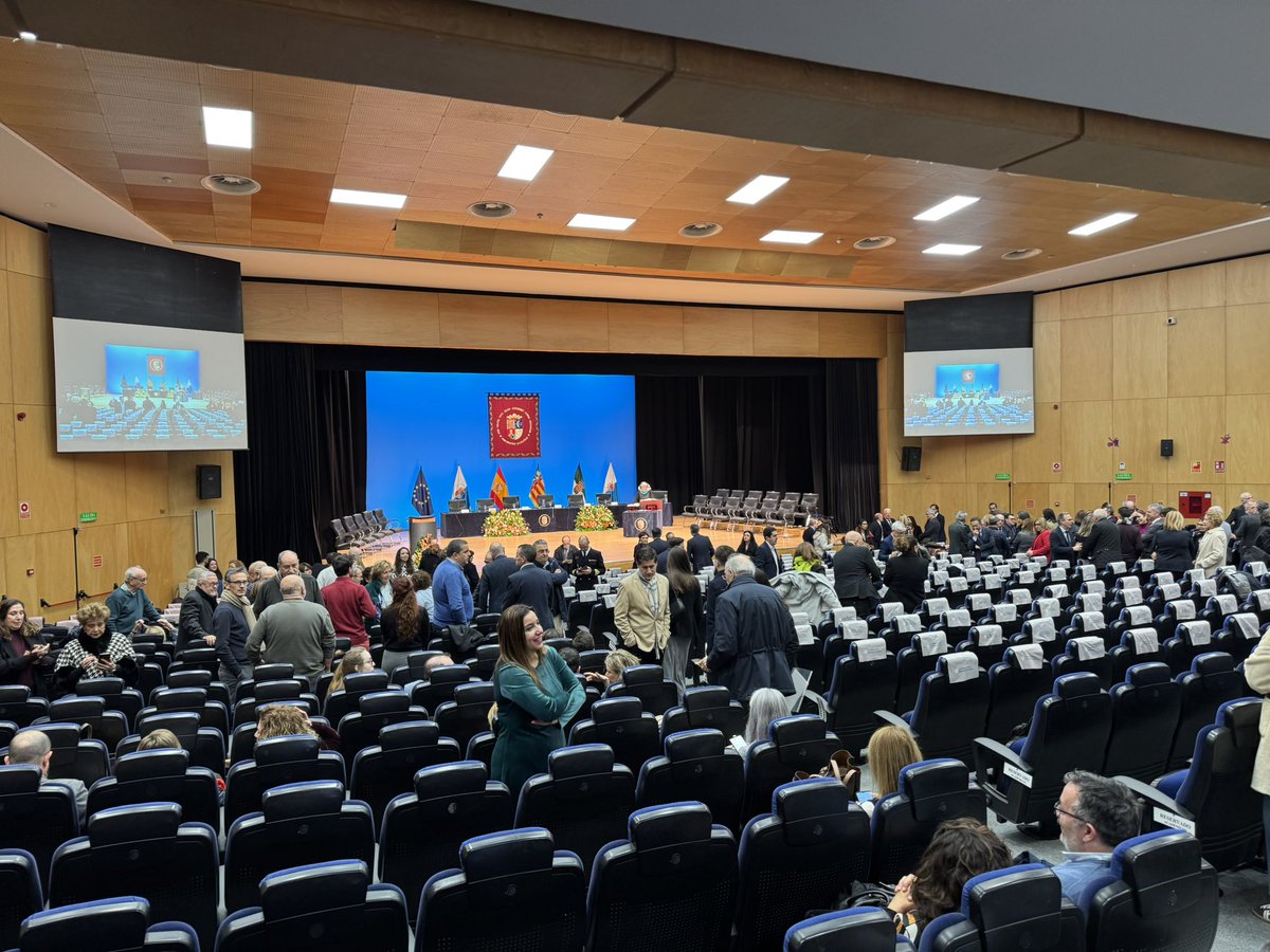 Todo preparado para que comience el acto protocolario de investidura de Amparo Navarro como rectora de la Universidad de Alicante.

Síguelo en directo en vertice.cpd.ua.es/299159