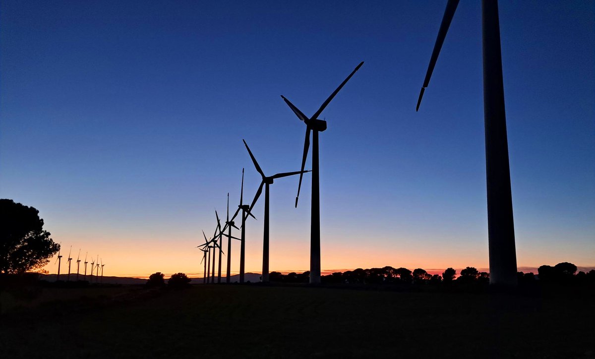 Con este atardecer desde Montes de Cierzo 📸  en Navarra, ¡os deseamos un feliz fin de semana! 📷  Comenzamos el desmantelamiento para la repotenciación de este parque, sustituyendo 44 aerogeneradores por solo 10 más eficientes. 📷 ✨