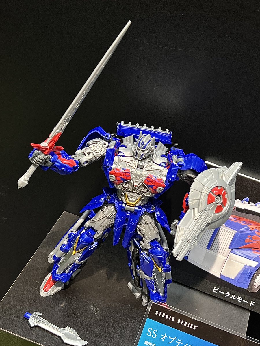amicoamiami's tweet image. 騎士姿がカッコよすぎなオプティマスさん！！🔥

#トランスフォーマー #Transformers