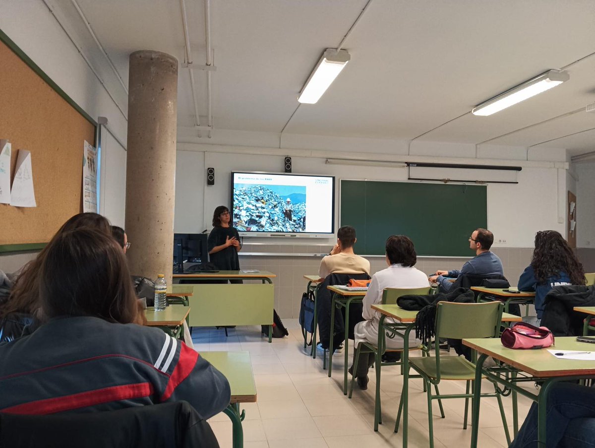 #Burgos
Hemos empezado una nueva campaña junto a <a href="/FundacionECOTIC/">ECOTIC</a> para el reciclaje de pequeños electrodomésticos y utensilios. En este caso con alumnos del #iesEnriqueflorez.
Otro final es posible
