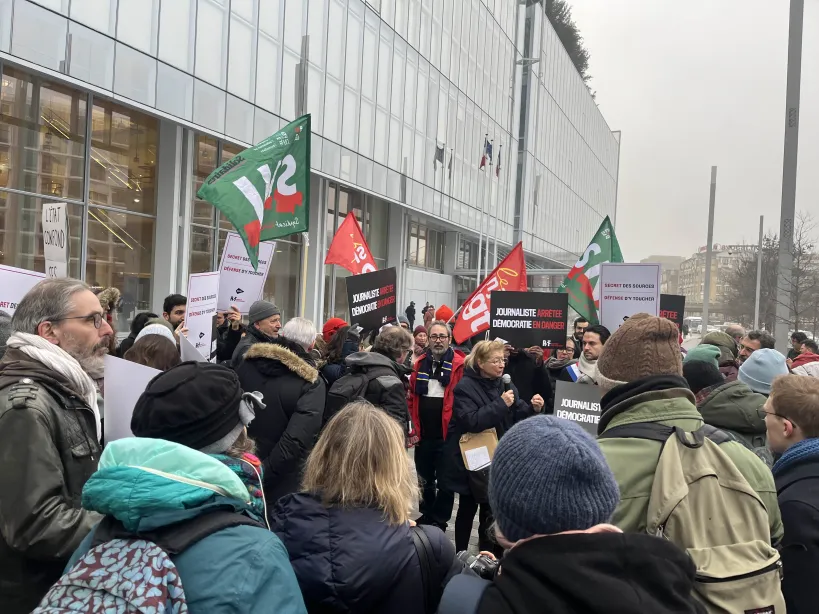 La team Longshot de tout cœur avec notre consœur <a href="/AriaLavrilleux/">Ariane Lavrilleux</a> , en défense de la liberté de la presse et de la protection des sources.