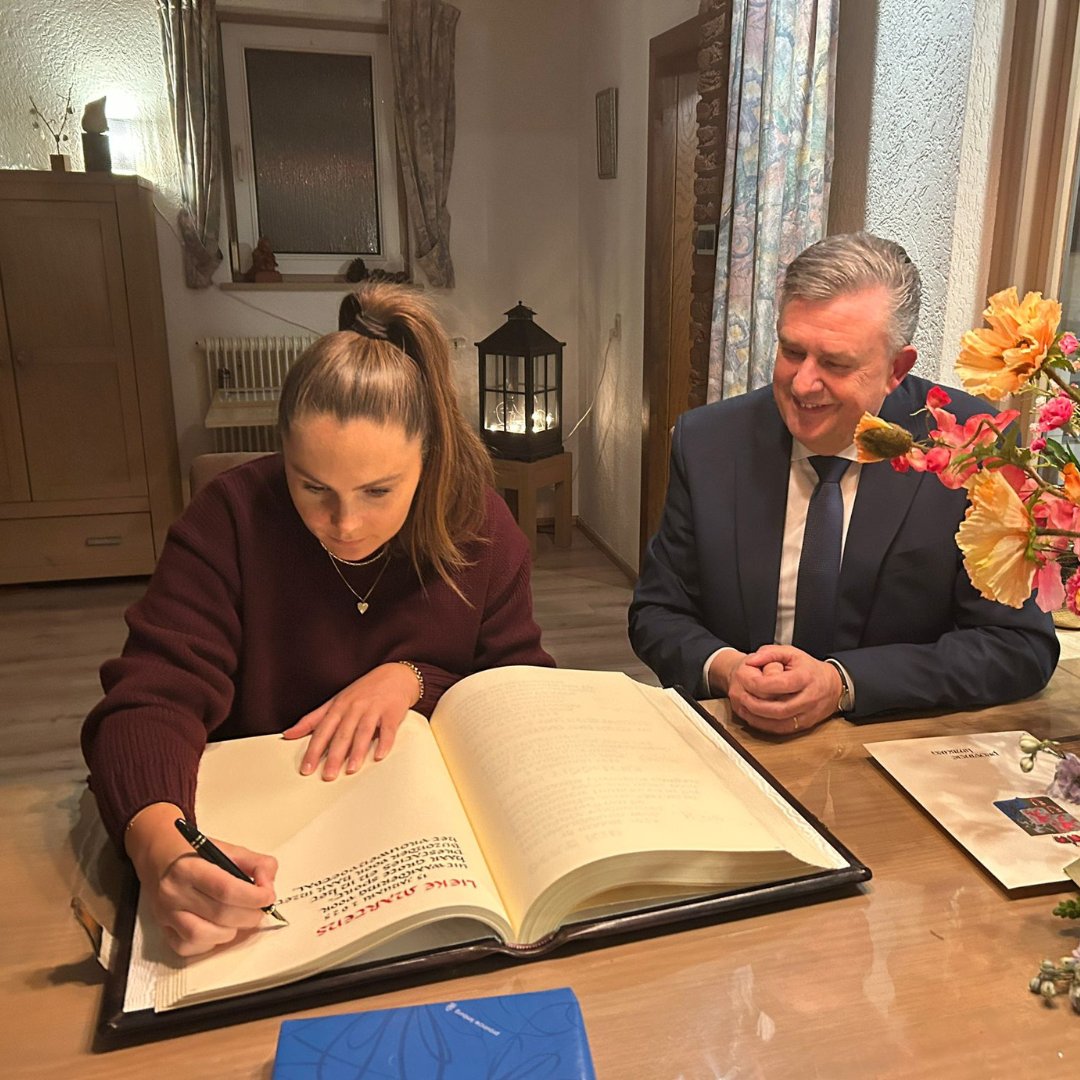 Voetbalster Lieke Martens-van Leer mag zich officieel Limburger van Verdienste noemen. Gouverneur Emile Roemer overhandigde de onderscheiding in haar ouderlijk huis in Bergen.
Wil je meer lezen over de onderscheiding? Kijk dan op: bit.ly/3PAlX8b