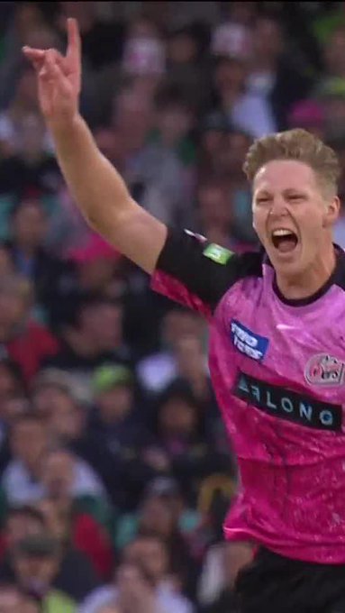 Jack Edwards knocks over Sam Konstas with a beauty. 📹 Credits: Twitter/BBL