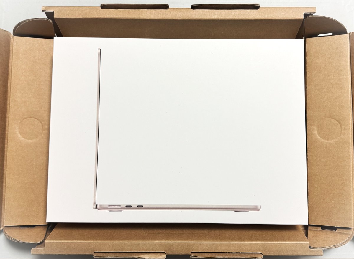 年明け注文した MacBook Air がやっと届いた・・・ 

カスタム＆分割払いだから仕方ないけど、できれば #動画編集CAMP に間に合わせたかったわ🐼💬 

今シーズン１番の大雪のなか届いた
キンキンに冷えてるMacBookAirちゃんを
只今解凍中❄️（北海道あるある）

#Apple #MacBookAir 
#札幌大雪