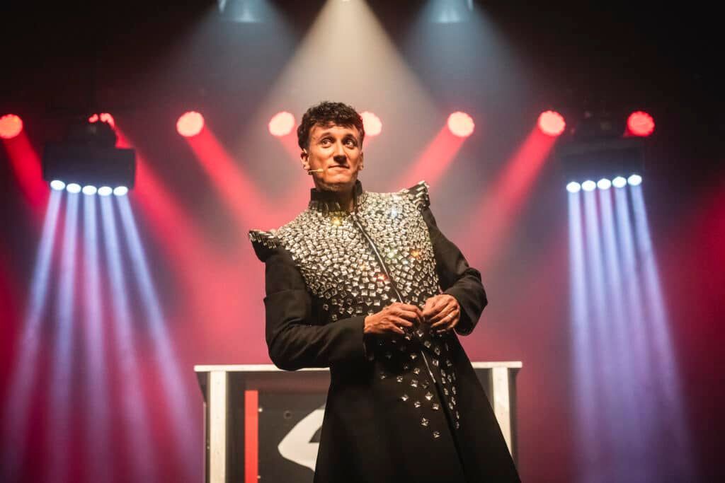 "Quizás lo que más destaca de <a href="/maglari/">Mag Lari</a> es su manera de hacer. La gran capacidad comunicativa y su faceta de mago-showman, se suman a su estética pulcra y brillante, para dar como resultado un tipo de magia diferente y espectacular."
📰 #LaAgendaDeIsa
agendadeisa.com/valencia/que-h…