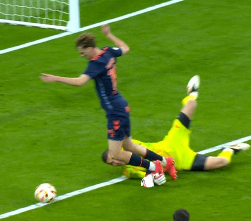 Encuestando's tweet photo. 📊 ¿Es PENALTY de LUNIN (Real Madrid) sobre SWEDBERG (Celta de Vigo)?

🔄 SÍ
❤️ NO https://t.co/Wj5crRjZ8Z