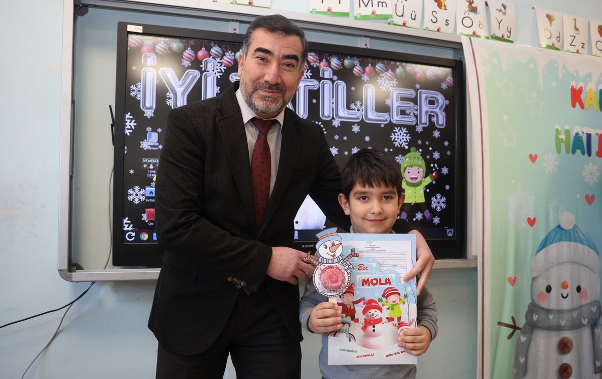 Zafer İlkokulu ve Şehit Abdulsamet Özen Ortaokulu'nda düzenlenen karne töreni Kaymakamımız Sayın Ömer Lütfi Yaran'ın katılımları ile gerçekleşti.
Kaymakamımız öğrencilerimizin karne sevincine ortak oldu.Törende İlçe Milli Eğitim Müdürümüz Sayın Faruk Özaydın da hazır bulundular.