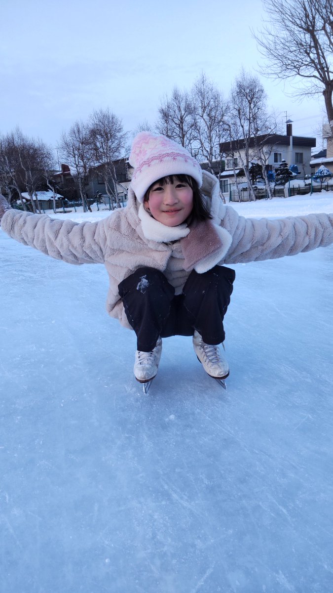 sumisumisumigon's tweet image. 今日から学校が始まりました🏫
冬休み最終日の昨日はスケートに行ってきました⛸️
二回目のスケートですが、少しだけ滑れるようになりました✨
今度お父さんと行って、びっくりさせちゃお～😁✌️
#冬休み
#スケート
#テアトルアカデミー
#冬
#北海道