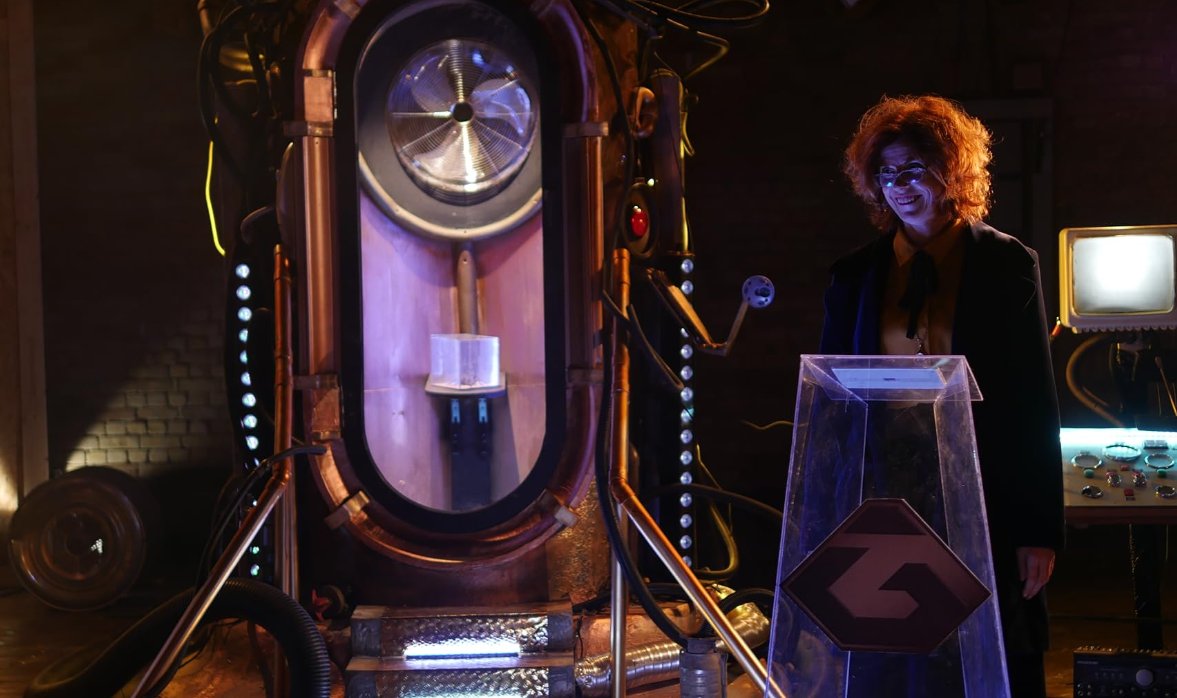 miguelungo_'s tweet image. #2Hrs te gustará si buscas una comedia juvenil con toques de Sci-fy,  hecha para adolescentes y adultos con complejo de Peter Pan
Huye si esperas algo más profundo que un Casio en rebajas  y un mensaje final que puedes predecir desde la primera escena.