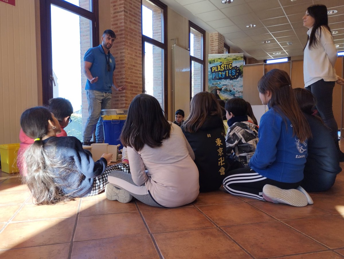 Fundación Oxígeno (@fundaciono2) on Twitter photo #Almazán
#Soria
Los jóvenes son parte de convertir el futuro, es esperanza y seguimos insistiendo con ellos en conseguir que los residuos y sobre todo los plásticos acaben en nuestros medios acuáticos.
<a href="/jcyl/">Junta de Castilla y León</a> <a href="/mitecogob/">Transición Ecológica y Reto Demográfico</a> <a href="/ecoembes/">Ecoembes</a> #aytoAlmazán #Almazán
#Soria
Los jóvenes son parte de convertir el futuro, es esperanza y seguimos insistiendo con ellos en conseguir que los residuos y sobre todo los plásticos acaben en nuestros medios acuáticos.
<a href="/jcyl/">Junta de Castilla y León</a> <a href="/mitecogob/">Transición Ecológica y Reto Demográfico</a> <a href="/ecoembes/">Ecoembes</a> #aytoAlmazán