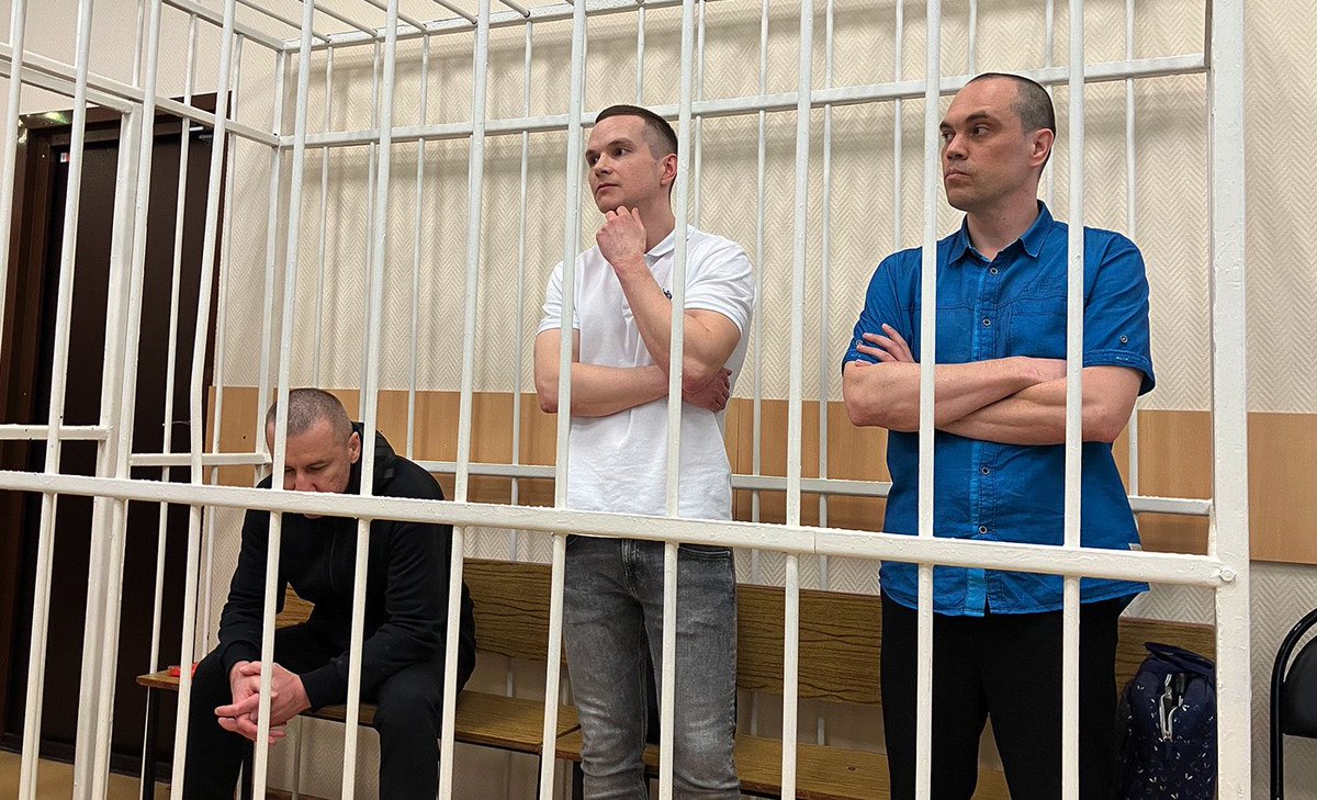 Сегодня суд приговорил адвокатов Алексея к реальным срокам в колонии: Вадима Кобзева к 5 годам и 6 месяцам, Алексея Липцера к 5 годам, а Игоря Сергунина к 3 годам и 6 месяцам. 

Вадим, Алексей и Игорь - политические заключенные и должны быть немедленно освобождены.