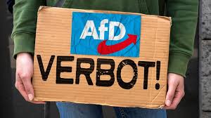 m_t_mask's tweet photo. Wir steuern aufs Endgame zu.

In 11 Tagen ist die womöglich wichtigste Abstimmung der letzten Jahre: Es wird über ein Verbotsverfahren der AfD abgestimmt.

Auf einen Schlag könnten die gesamten Strukturen der Partei zerschlagen werden und das ist der Moment auf den brutal viele von uns hingearbeitet haben.
#MehrMaskWagen heißt in dem Fall: Auf legitimem Weg den Druck auf die Abgeordneten zu maximieren. 

Die SPD ist momentan der Wackelkandidat unter den Parteien und deswegen möchte ich, dass jeder von euch einen Brief schreibt und andere dazu auffordert, das gleiche zu tun.
 
Wenn jeder von euch selbst einen Brief schreibt und auch nur 5 andere Menschen aus dem eigenen Umfeld dazu ermutigt, ist das das größtmögliche Zeichen, das ihr als Einzelne setzen könnt. 
 
Bittet um ein positives Votum bei der Abstimmung zur Einleitung zum Verbotsverfahren der AfD. Überzeugt andere davon, das Selbe zu tun. Dein Brief kann den Unterschied machen. 

Die Briefe sind zu adressieren an:

An die SPD Fraktion 
Platz der Republik 1
11011 Berlin