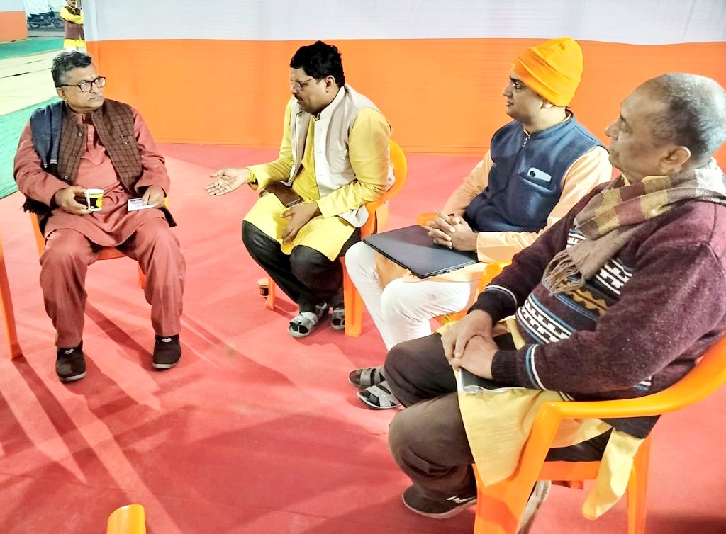 विश्व हिंदू परिषद के केंद्रीय संगठन महामंत्री श्री मिलिंद परांडे जी के साथ प्रयागराज महाकुंभ मे लगी <a href="/VHPDigital/">Vishva Hindu Parishad -VHP</a> के शिविर में भेट हुई <a href="/MParandeVHP/">Milind Parande</a> जी ने चर्चा में  <a href="/HinduJagrutiOrg/">HinduJagrutiOrg</a>
कार्य की सरहना करते हुए हिन्दुओं के मंदिर सरकार नियंत्रण से मुक्त हो, हिंदू की घटती आबादी, वक्फ
