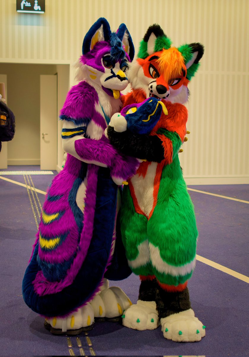 Found a cute Watermelon Fox! Just look how hungry my snake tail looks at him... 😏😋
#FursuitFriday

📸 <a href="/TenzotheTiger/">Tenzo</a>