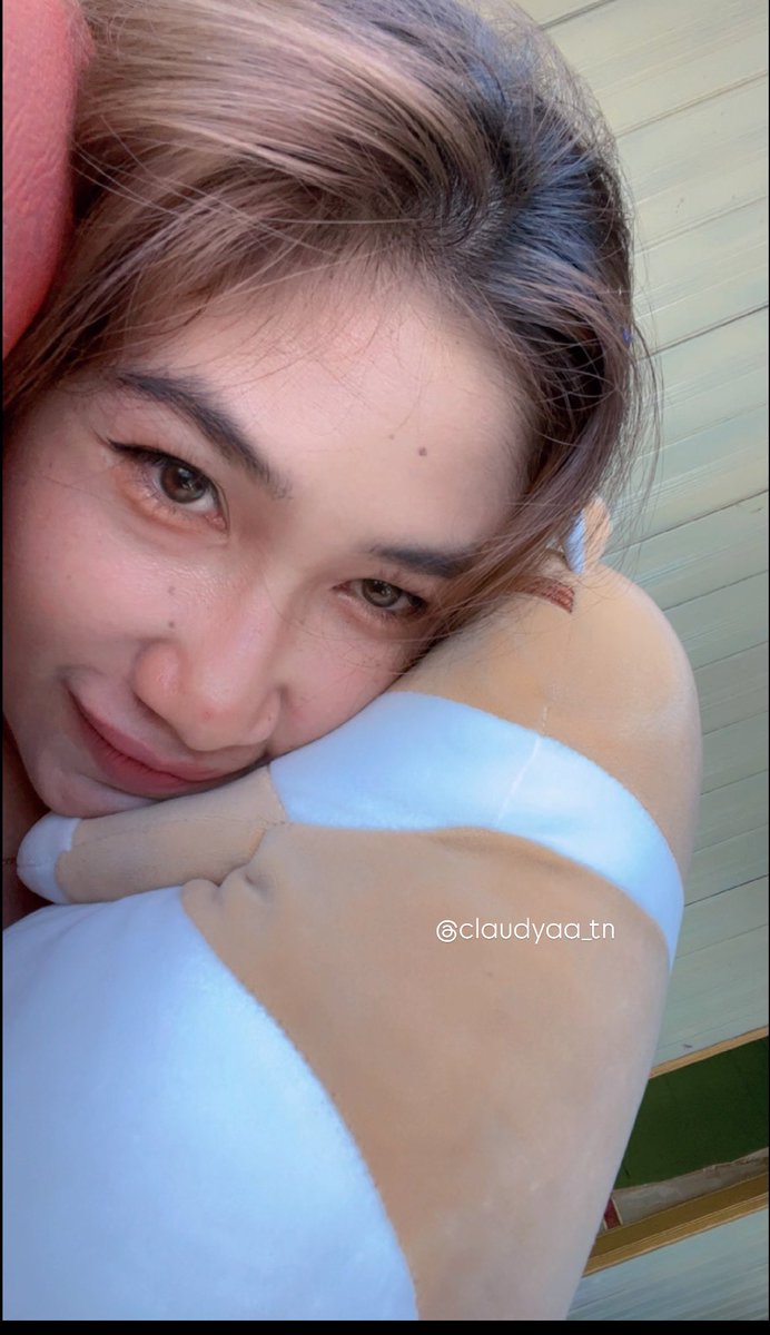 Suka bgt nopang pipi sm boneka, soal nya gemess