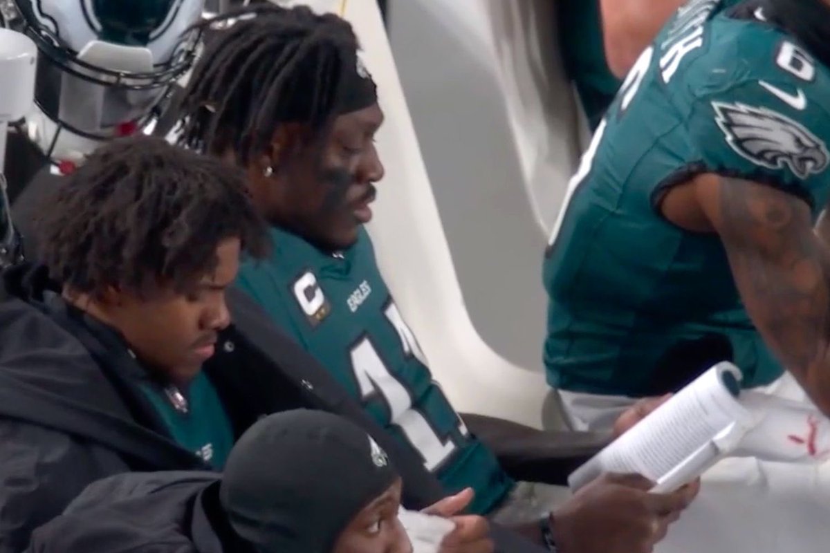 As AJ Brown reads, “Inner Excellence” by Jim Murphy, he actively displays what inner excellence is all about.

Lesson: Peak performers are never satisfied with their elite level of habits and steady framework, because they are so focused on the next step of the journey. 🧠 📕