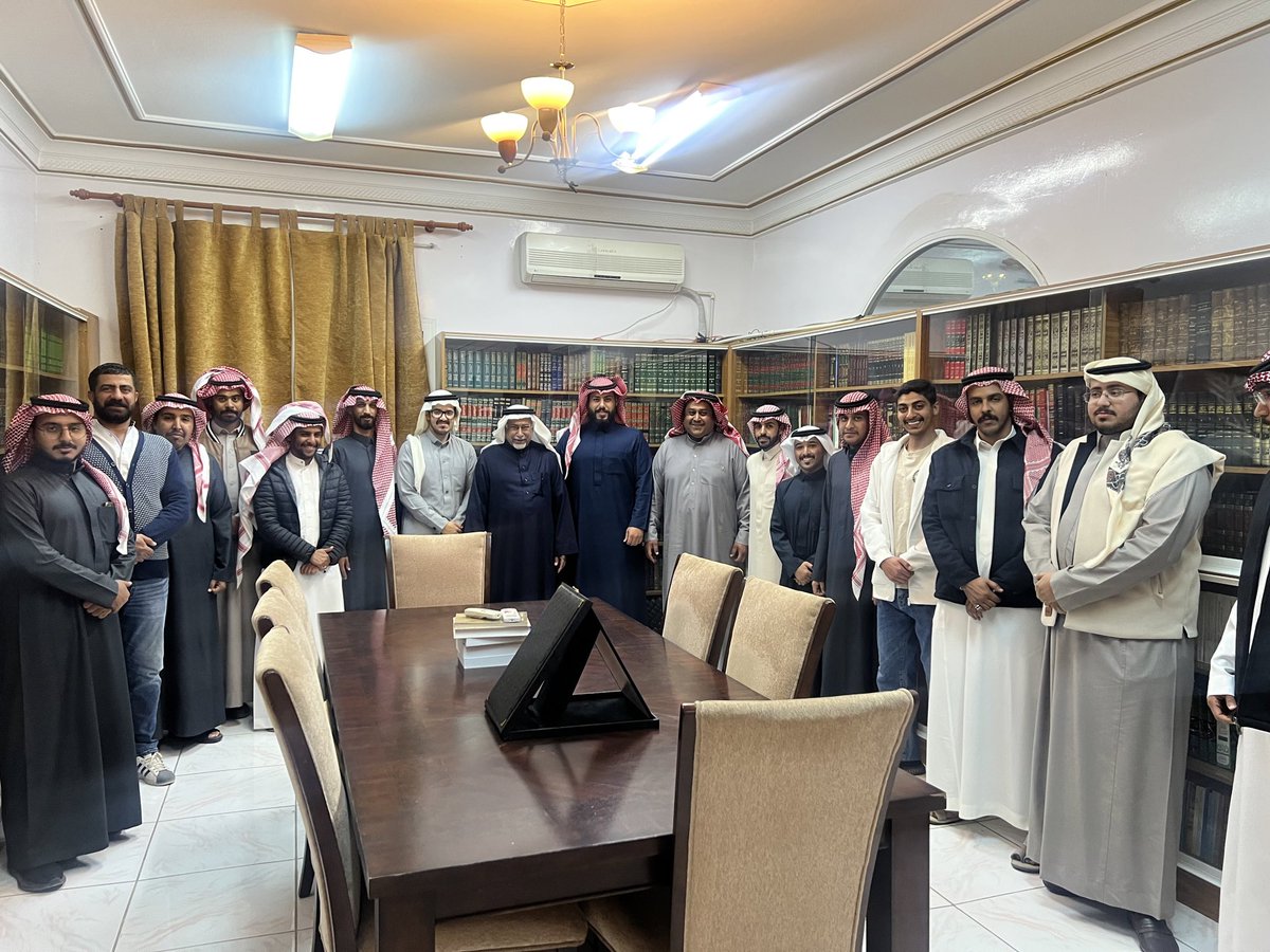 300Masd's tweet photo. #نيوم :
دعا ابني المهندس نايف طلائع شباب البناء في نيوم في مكتبتي وتحادثنا كثيرا حول منهجية المعرفة واستقطابها وترويضها للمارسة ووقفنا كثير عند العمل ومنهجية ممارسته واوالهمة والطموح والتفاني في دقته وإنجازهوأنهم طلائع الوطن لبناءهذا المشروع العملاق.#شذرات_العطوي https://t.co/Ltke9jtjEw