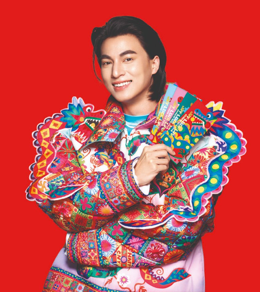 ANiceEnt's tweet photo. "กลัฟ คณาวุฒิ" ชวนฉลองต้อนรับตรุษจีนปีมะเส็ง
ในงาน “เดอะมอลล์ไลฟ์สโตร์ JOY LUCK LOVE CHINESE NEW YEAR 2025” 
ศุกร์ที่ 24 ม.ค. 68 เดอะมอลล์ไลฟ์สโตร์ บางแค

#กลัฟคณาวุฒิ #GulfKanawut
#TheMallGroup

ศูนย์การค้าเดอะมอลล์ไลฟ์สโตร์ ขอเชิญร่วมพิธีเปิดศักราชฉลองตรุษจีนปีมะเส็ง กับ “กลัฟ - คณาวุฒิ ” ในงาน “เดอะมอลล์ไลฟ์สโตร์ JOY LUCK LOVE CHINESE NEW YEAR 2025 ปีมะเส็ง เฮงมาหา” ในวันศุกร์ที่ 24 มกราคม 2568 ที่เดอะมอลล์ไลฟ์สโตร์ บางแค

เพื่อร่วมต้อนรับเปิดศักราชปีมะเส็งในเทศกาลตรุษจีน ศูนย์การค้าเดอะมอลล์ไลฟ์สโตร์ ได้จัดพิธีฉลองเทศกาลตรุษจีน ด้วยกิจกรรมมงคลจากศิลปินดาราสุดฮอต “กลัฟ - คณาวุฒิ  ไตรพิพัฒนพงษ์” ซึ่งจะทำการแสดงสุดเซอร์ไพรส์ ร่วมกับคณะวัฒนธรรมจีนมากกว่า 500 ชีวิต ในวันศุกร์ที่ 24 มกราคม 2568 ตั้งแต่เวลา 16.00 น. ที่เอ็มแกรนด์ ฮอลล์ ชั้นจี เดอะมอลล์ไลฟ์สโตร์ บางแค

ผู้สนใจสามารถร่วมงาน “เดอะมอลล์ไลฟ์สโตร์ JOY LUCK LOVE CHINESE NEW YEAR 2025 ปีมะเส็ง เฮงมาหา” ได้ฟรีไม่มีค่าใช้จ่าย พร้อมร่วมชมขบวนพาเหรดมังกรสุดยิ่งใหญ่ และการแข่งขันเชิดมังกรเรืองแสงจากผู้ร่วมแข่งขันทั่วประเทศ รวมทั้งชิมช็อป เมนูอาหารเลิศรสและสินค้ามงคลที่ “HAPPY CHINESE MARKET”

สามารถติดตามบรรยากาศการ Live สดได้ที่ Facebook : The Mall Group  https://t.co/KayEi2iBRU