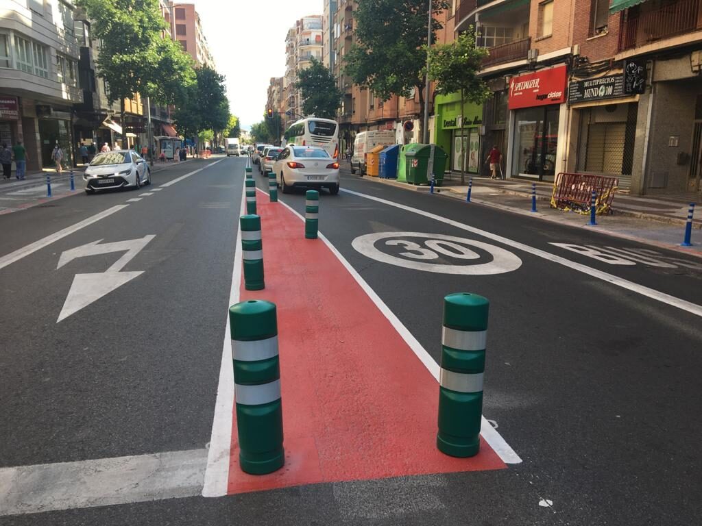 El mito del carril bus "vacío".

¿Por qué en vez de potenciarlo, el @aytologrono quiere ponérselo más difícil al 🚌🚕 con una inútil rotonda para inducir más tráfico🚘🧟‍♂️☠️ al mismo centro de la ciudad al dictado de 4 comerciantes y hosteleros afines que siguen en el siglo pasado?