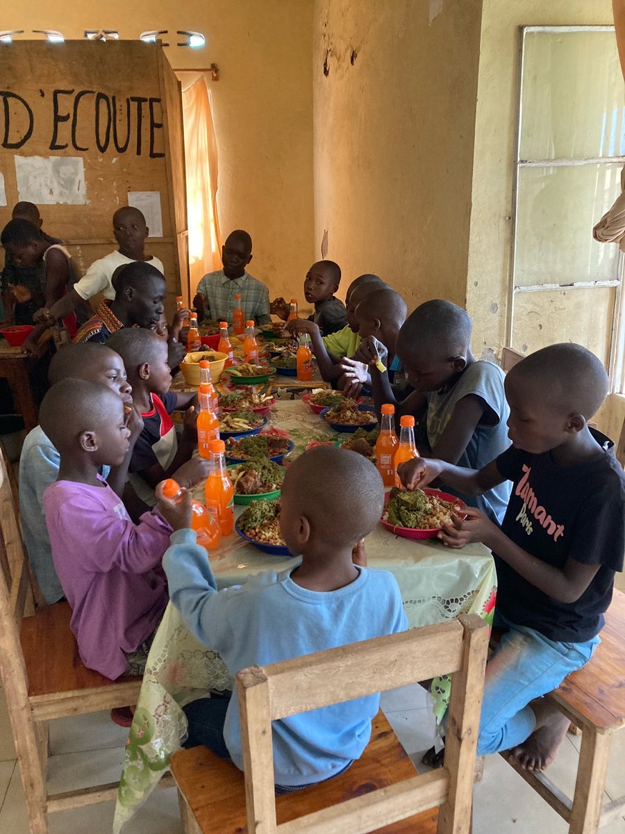Weihnachtsessen im Centre Birashoboka!
---
Christmas dinner at the Centre Birashoboka!

📷️ by and with Hannah!

#burundikids #burundi #fondationstamm #children #education #childrenseducation #weltweitwichtig