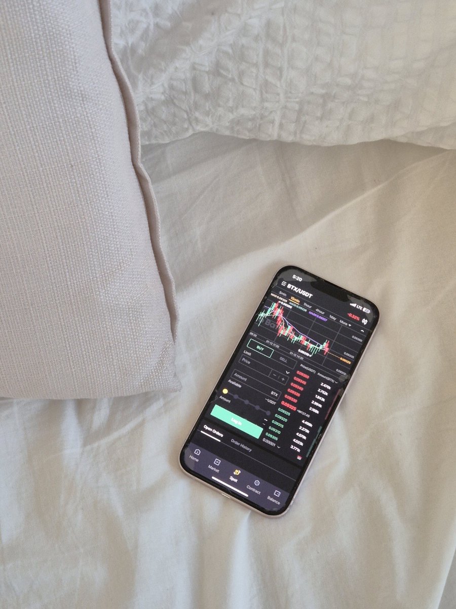 batonex_global's tweet photo. When your bed doubles as your trading desk—living the crypto dream😌📊
#CryptoComfort #TradingFromBed #CryptoLife https://t.co/OXw78duaov