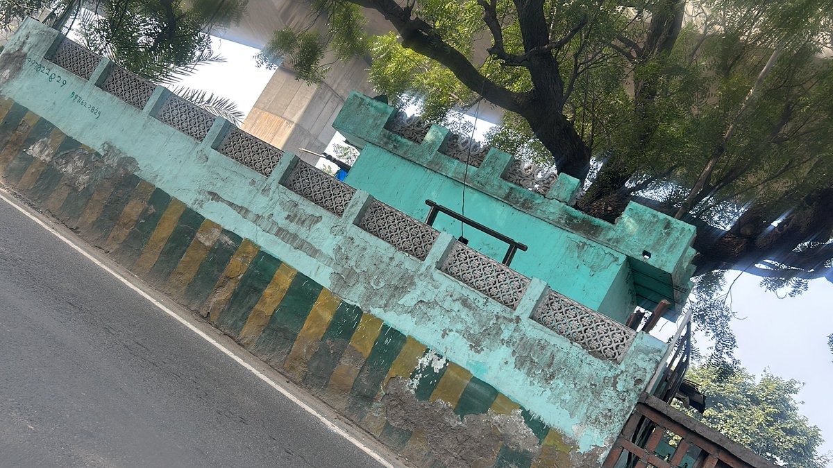 sbhupi's tweet photo. प्रिय @noida_authority @CeoNoida,
Sec-83 Hyundai Car Service Centre के सामने रोड के बीचो बीच बनी ये मज़ार ट्रैफ़िक जाम का कारण बनी रहती है और लोगो की सुरक्षा में बाधक है।
कृपया इसकी लीगलिटी को जाँच कर इसे यहाँ से हटाने का कष्ट करे।
@CMOfficeUP @myogiadityanath @BJP4UP @dmgbnagar https://t.co/GzcxWtKkw1