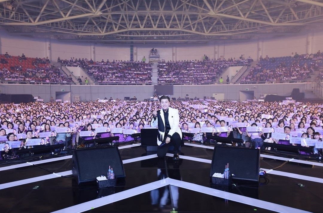 김호중 가수를 응원합니다.
가슴 시린 시간이 지나고
우리가 다시 만나는 날..
"안녕하세요. 김호중입니다." 라고
인사를 나누는 그 날까지..
김호중을 기다리고 또 기다립니다.
건강한 모습으로 만나요..
#김호중
#KimHoJoong 
#TVAROTTI 
#김호중_기다립니다
#김호중_공식팬카페_트바로티