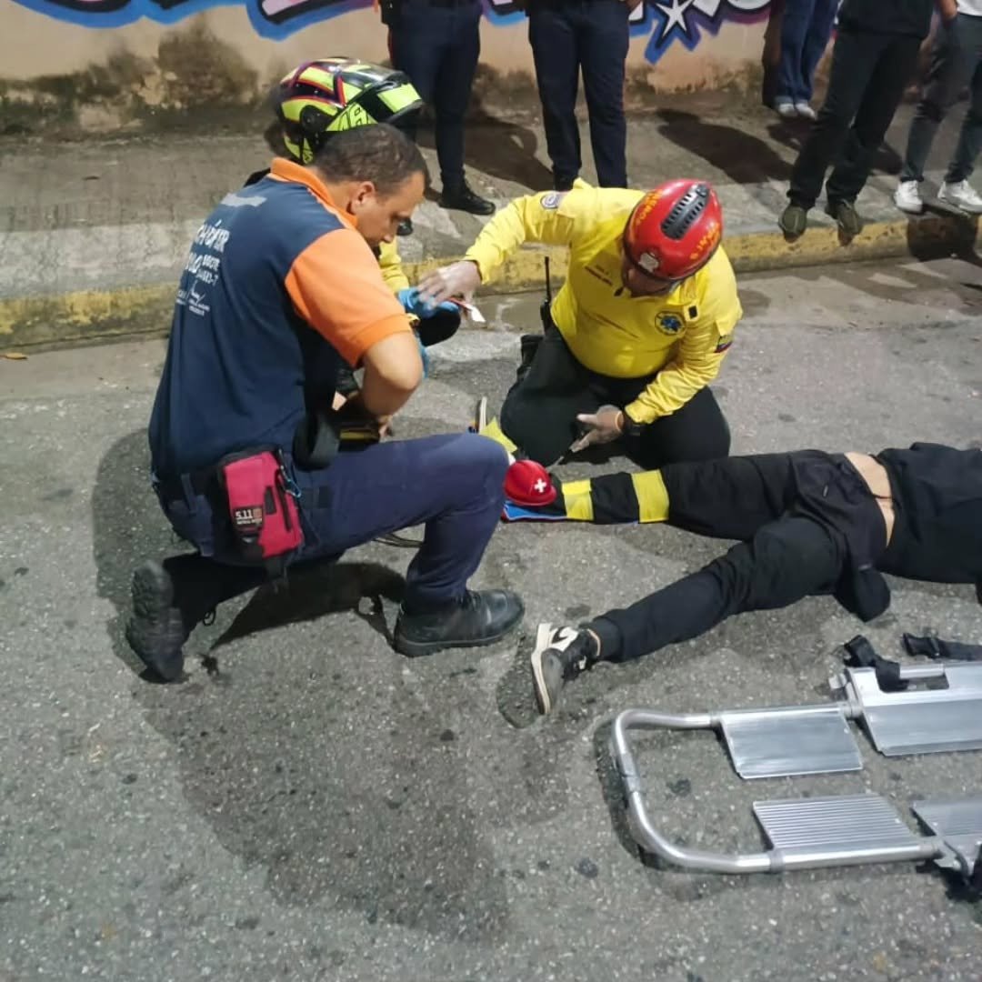 Choque entre moto y vehículo, dejó una persona lesionada, en hecho vial ocurrido la noche  del miércoles #15Ene en la avenida Bolívar Norte cruce con calle 155, adyacente al Polideportivo Misael Delgado.

da.gd/soy4g