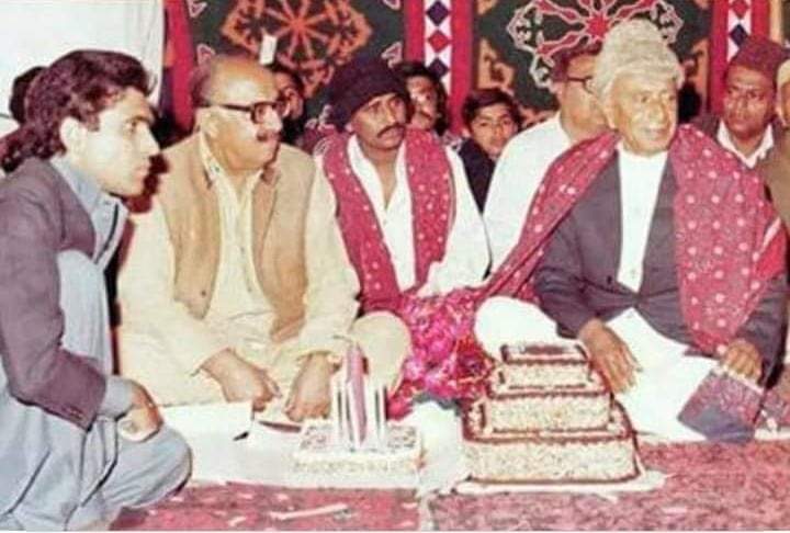 UsmanGhaniSoom6's tweet image. مقتلن جي ڀتين تي پڙهين ٿو تہ پڙھ، 
ٻي شهيدن جي رت جي ڪهاڻي نہ آ، 
هڪ بلاول هئو گھاڻي ۾ پيڙھجي ويو، 
هڪڙو سيد آ جنهن جي پڄاڻي نه آ..!!
حليم باغي
#17جنوري
#TributeToSainGMSayed