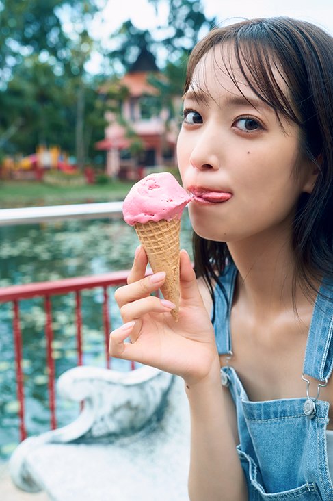 oricon's tweet photo. 日向坂46キャプテン・佐々木久美、
卒業旅行のような初写真集発売決定🎊

💬愛猫とのショット、美スタイル生かしたランジェリーや水着姿にも挑戦【コメント】
https://t.co/fwToprhel5

#佐々木久美1st写真集 @kumiten_1st https://t.co/jhTFAJoPKe