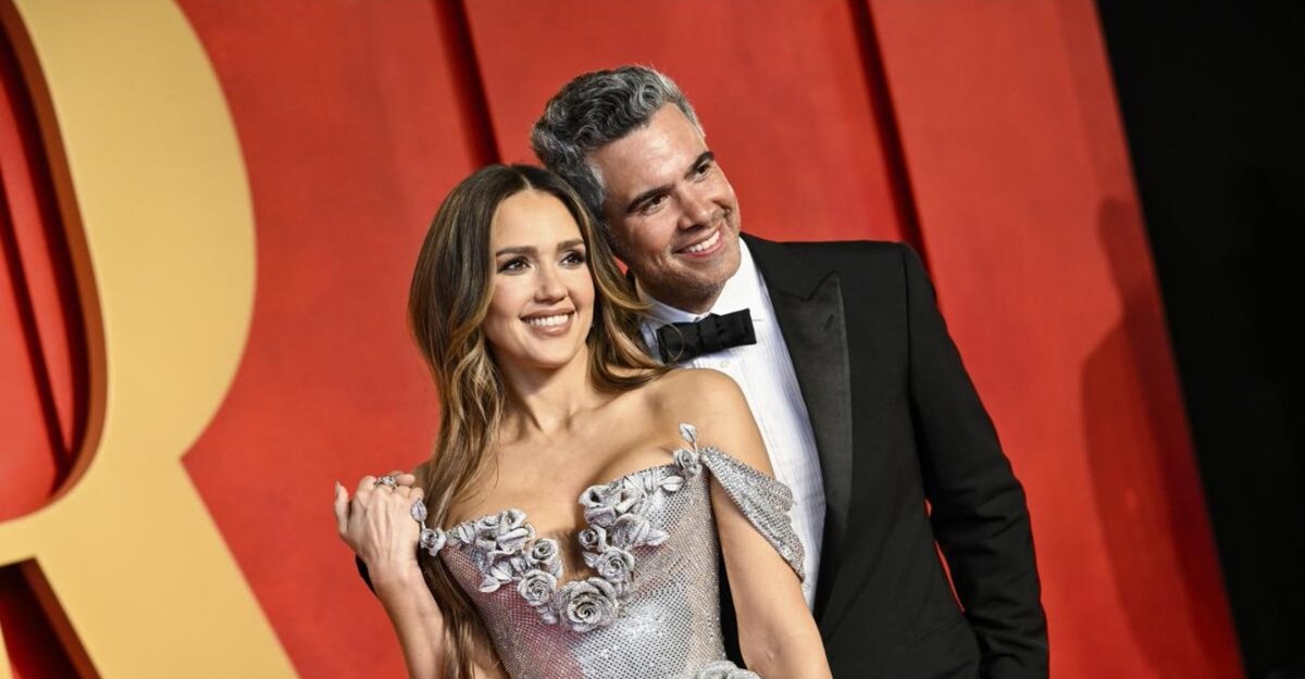 LiveupdatesUS's tweet photo. Jessica Alba and Cash Warren have split after 16 years of marriage. 💔 The end of a long-time Hollywood relationship. #JessicaAlba #CashWarren #Divorce #CelebrityNews https://t.co/4Ar0uHsCql