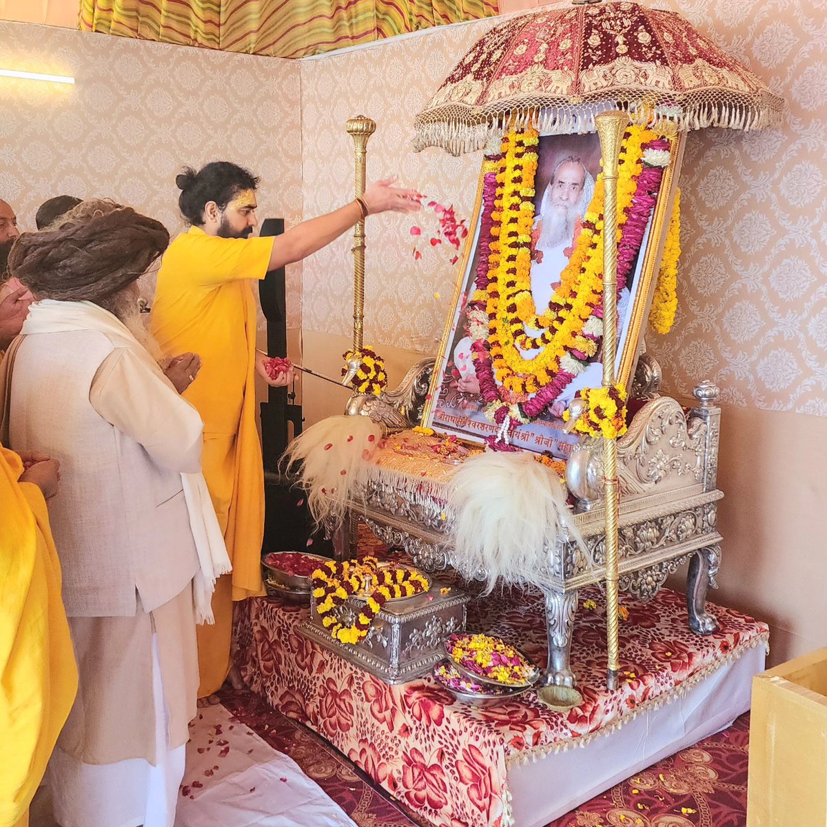 nimbarkachary's tweet photo. पूर्वाचार्य श्री (निज गुरुदेव)  का अष्टम धाम गमन महोत्सव महाकुंभ तीर्थराज प्रयाग । https://t.co/0jgQEUitcU