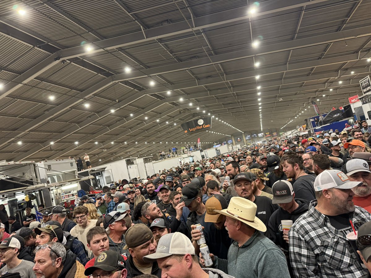 Walkapedia_'s tweet photo. A Thursday in Tulsa with thousands of my best friends. https://t.co/jM7gLZCd4w