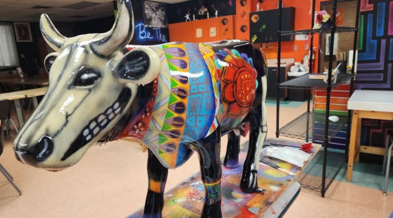 News4SA's tweet photo. Students at Poe Middle School have completed their cow sculpture for this year's Cow Parade. https://t.co/D5moRKEjZ9 https://t.co/9lBPcoPBYo
