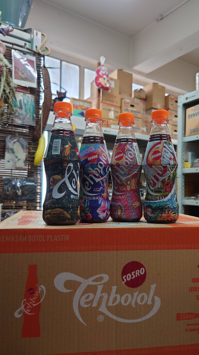 yoko_asianmeal's tweet photo. 限定ラベルのテボトル、入荷しました。ジャワティーベースの加糖ジャスミン茶。インドネシアの定番ドリンクです。
#AsianMeal商品案内
#Tehbotol #tehbotolsosro
#indonesia🇮🇩 https://t.co/9IRHujrvxl