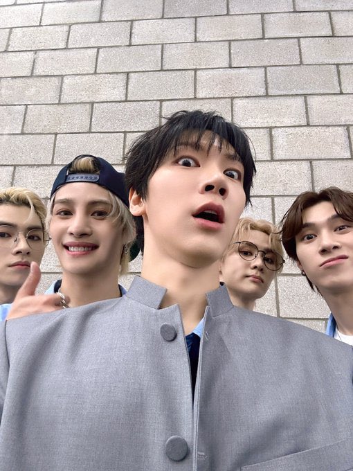 Iovebounds's tweet image. this type of group selca &amp;gt;&amp;gt; 💛