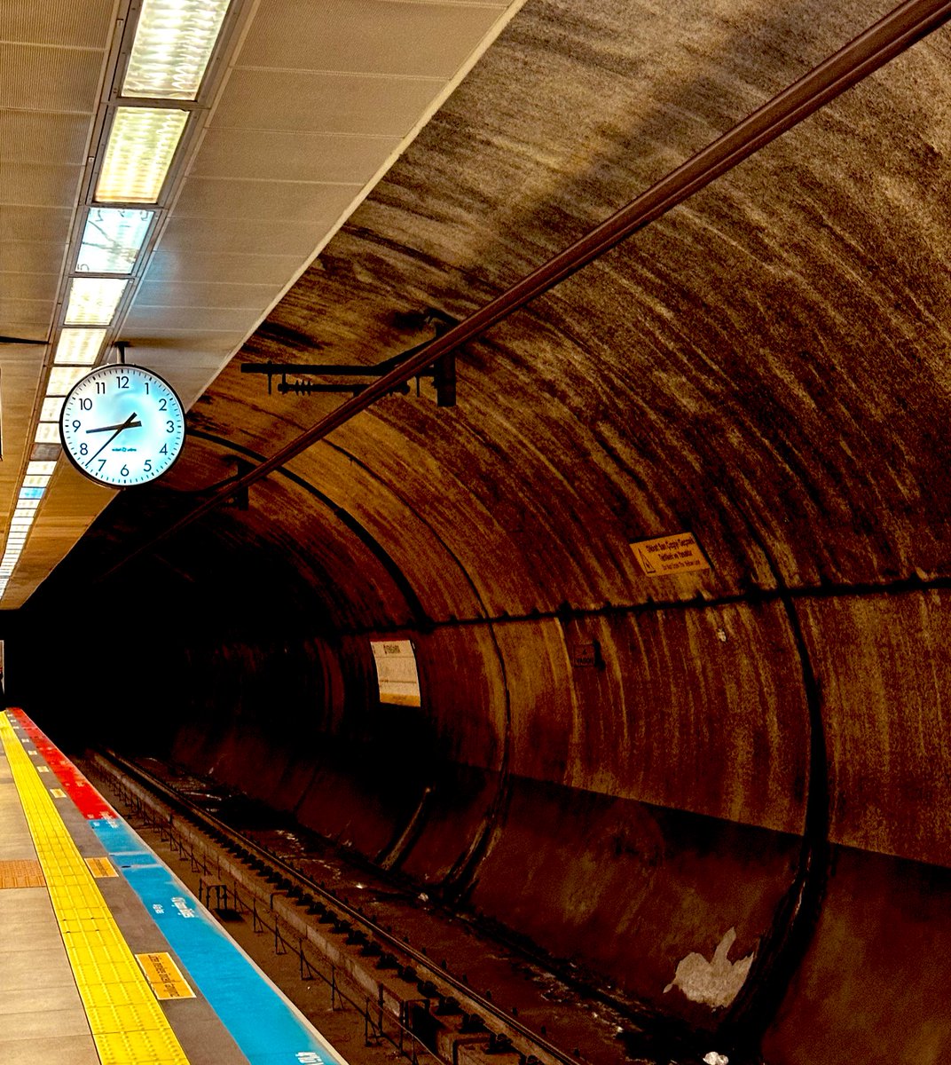 Adını koyalım mı artık bu gidişin diyor şarkı.. günaydın 🦋