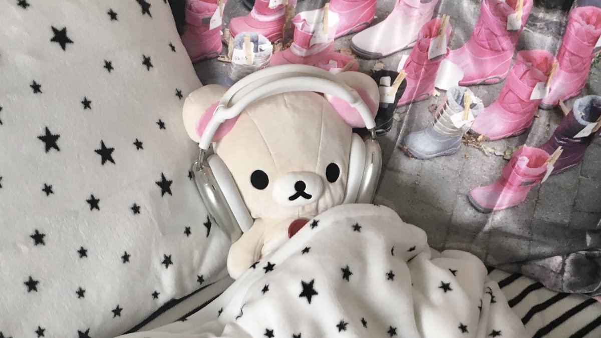 sumx04's tweet image. 바꾼 침구가 너무 맘에 듦 
온 세상이 별 천지야 .•✩‧*𖤐⋆*★